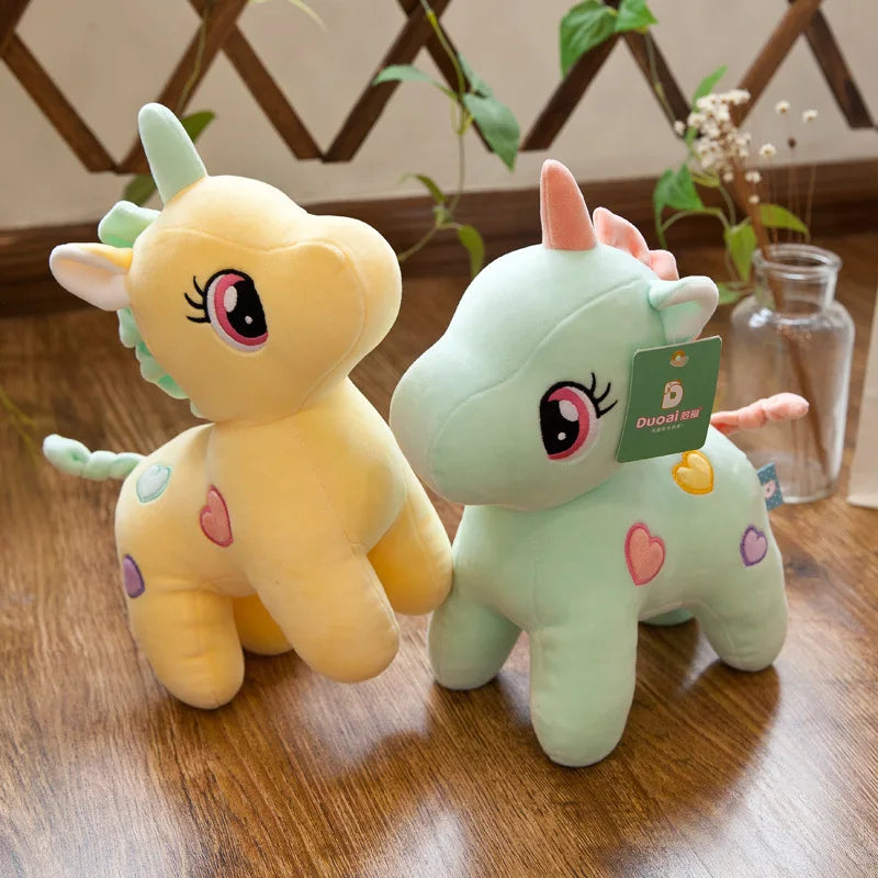 Peluche licorne multicolore avec des cœurs