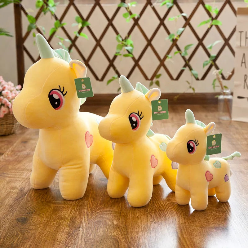 Peluche licorne multicolore avec des cœurs
