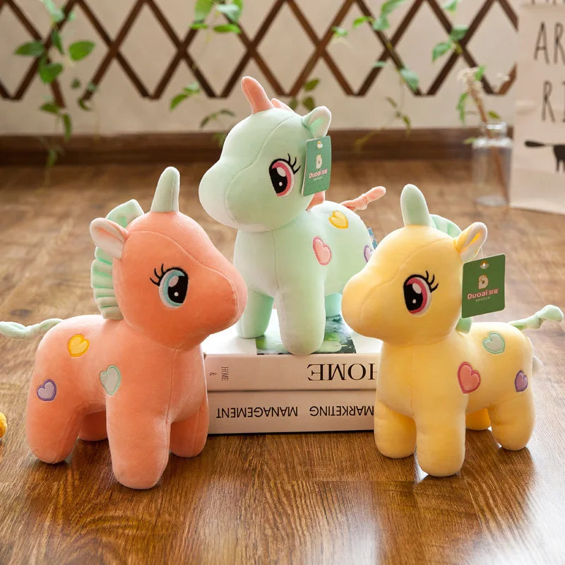 Peluche licorne multicolore avec des cœurs