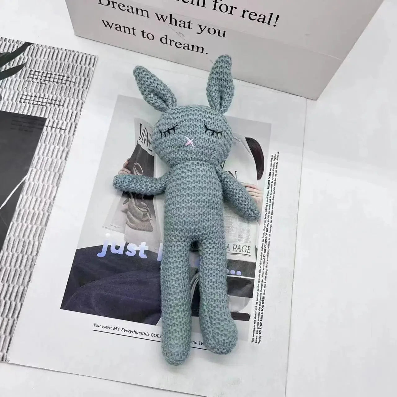 Peluche crochet lapin aux longues jambes