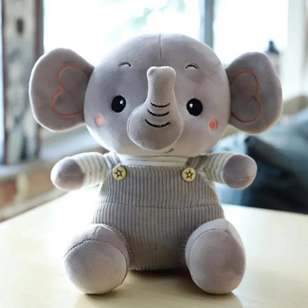 Peluche éléphant content en petite salopette