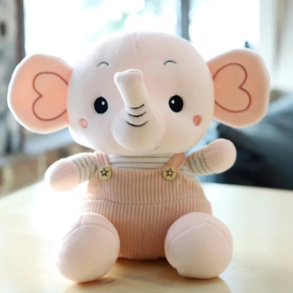 Peluche éléphant content en petite salopette
