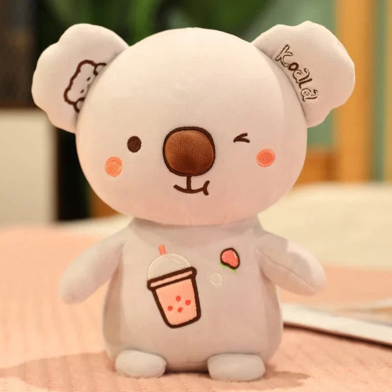 Peluche koala qui boit un bubble tea fraise
