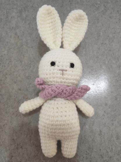 Peluche crochet lapin avec son écharpe rouge