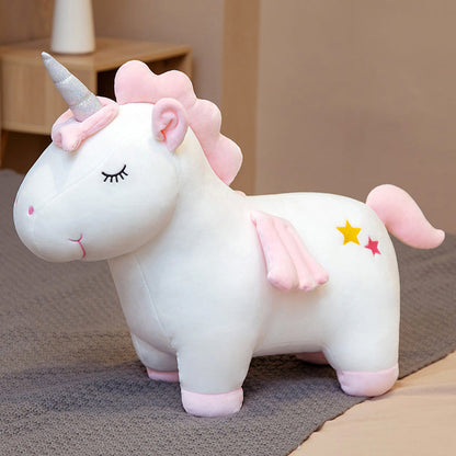 Peluche licorne coloré aux yeux fermés avec cornet argenté magiques