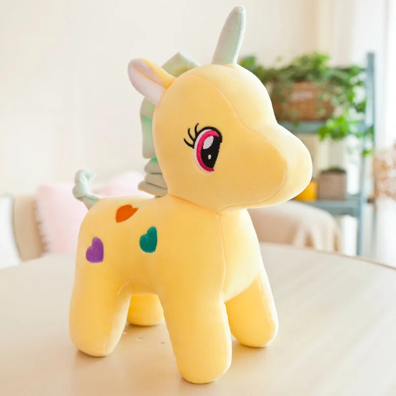 Peluche licorne multicolore avec des cœurs