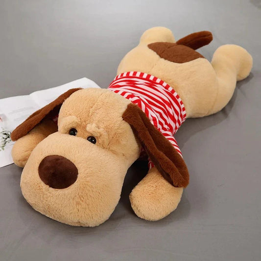 Peluche chien géant qui pote un t-shirt coloré