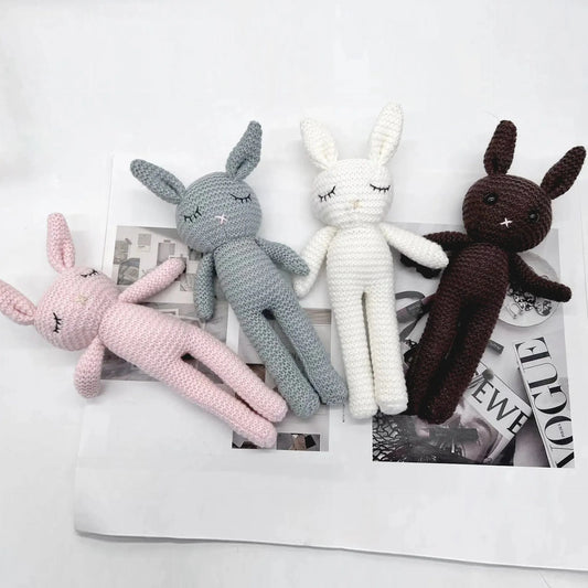 Peluche crochet lapin aux longues jambes