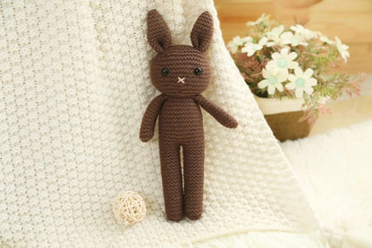 Peluche crochet lapin aux longues jambes