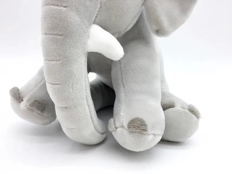 Peluche éléphant assis et content