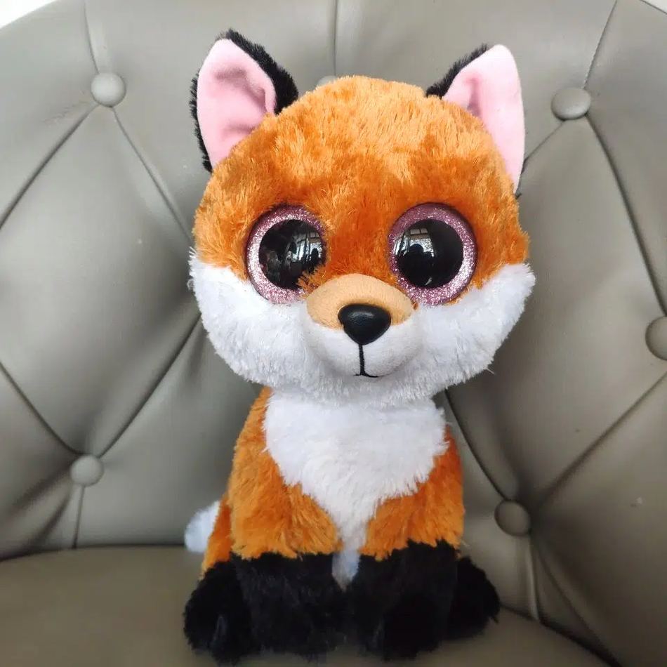 Peluche renard doux aux yeux noirs charmeurs forêt