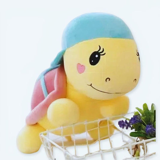 Peluche tortue violette douce à casquette colorée