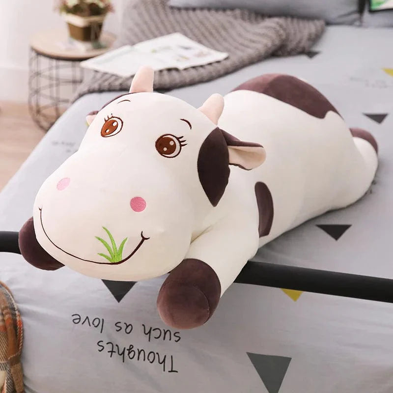 Peluche vache coloré qui broute de l'herbe